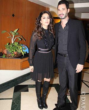 Sunny Leone's Date With 100 Contest Winners