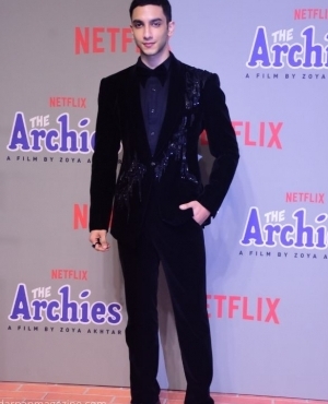 Vedanta Raina looks hot in his black suit 