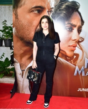 Maheep Kapoor goes for an all black casual attire 