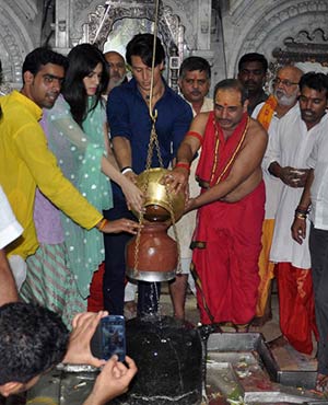 Tiger-Kriti Visit Babulnath Temple