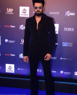 Anchor and Comedian Manish Paul looks dapper with sunglasses on