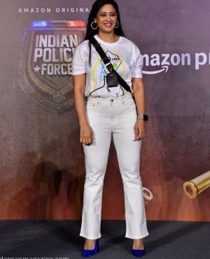 Shweta Tiwari looks cute in her jeans and blue stilettos 