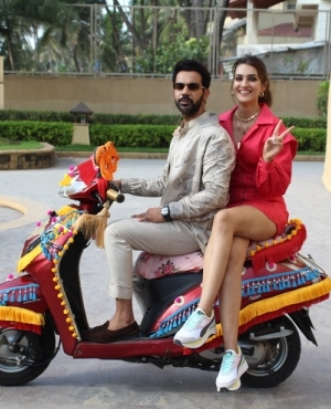 RajKummar Rao and Kriti Sanon on scooty
