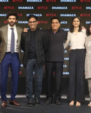 Kartik Aaryan with the cast of Dhamaka 