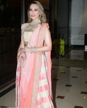 Iulia Vantur looks pretty in peach and gold 