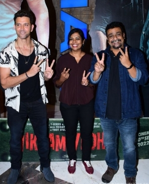 Hrithik was clicked with Vikram Vedha's filmmaker duo - Pushkar and Gayathri