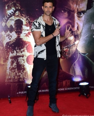 Hrithik Roshan stuns at the red carpet 