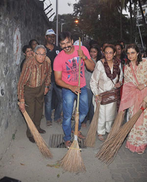 Vivek Oberoi Cleans Juhu beach