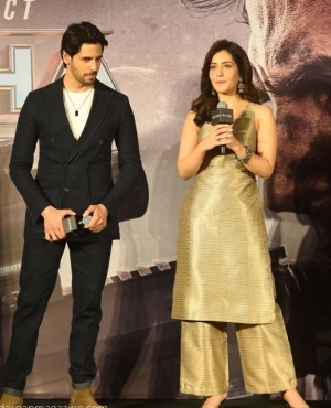 Sidharth Malhotra and Raashii Khanna address the audience 