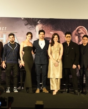 Disha Patani, Sidharth Malhotra, Raashii Khanna, Karan Johar, Apoorva Mehta all take a group picture 