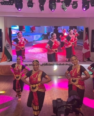Bharatanatyam dancers perform cultural dance 