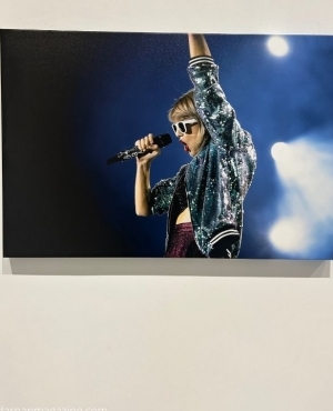 Another pic of Taylor Swift captured live on stage by Sidhu