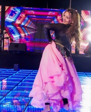 Bollywood Diva Ketki burns down the house with her hottest dance moves 