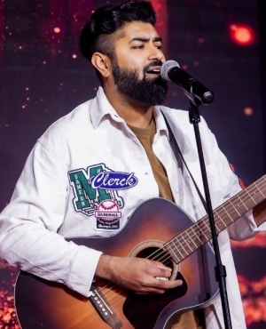 Dhruv Angrish sings melodious numbers 