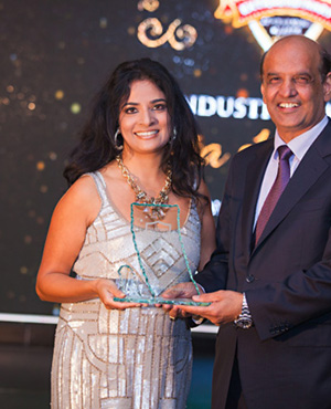 Anita Huberman receives the Industry Marvel award from Daljit Thind, CEO, Thind Signature Developments