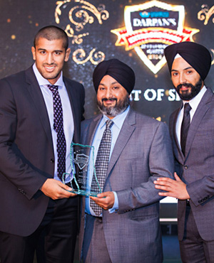 Arjun Gill receives the Spirit of Sport award from DARPAN Magazine Publishers, Gurvinder Hundal (center) and Ramneek Dhillon (right)