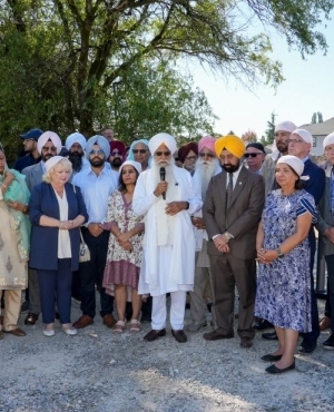Sikh preacher says a few words before the groundbreaking 