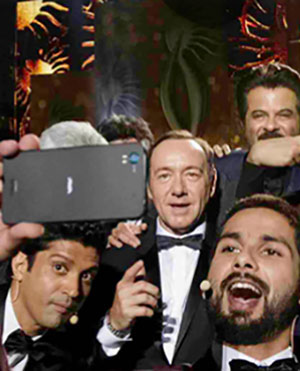 Shahid Kapoor takes a selfie with Farhan Akhtar, Kevin Spacey, Sonakshi Sinha, Shatrughan Sinha and Anil Kapoor