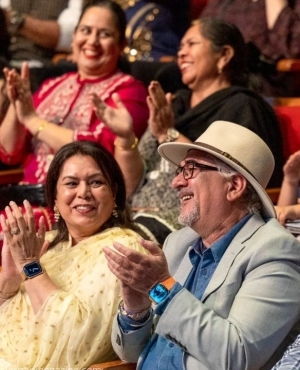 Audience is loving seeing Javed Akhtar live in performance 