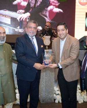 MP Sukh Dhaliwal presents a plaque to Amit Khanna of Zee TV 