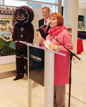 Linda Hepner At Gingerbread City Competition