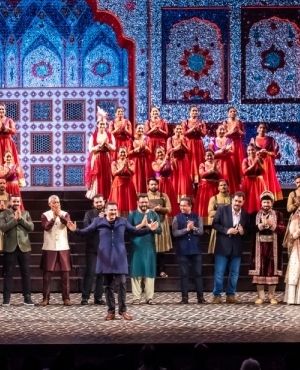 Cast and crew of Mughal-E-Azam on stage with director Abbas Feroz 