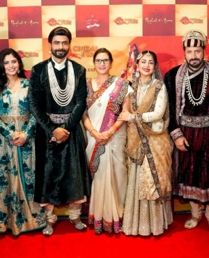 Kamal Sharma along with family take pics with cast of Mughal-E-Azam 