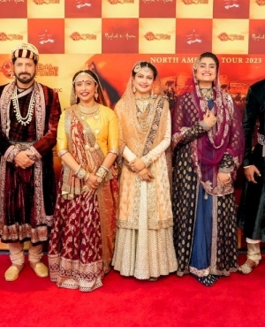 Audience take pics with cast of Mughal-E-Azam 