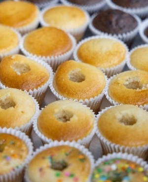 Vanilla and chocolate cupckaes and cupcakes with sprinkles 