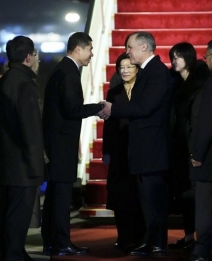 Prime Minister Mark Carney shakes hands with Chinese Ambassador to Canada Wang Di; Courtesy: Canadian Press 