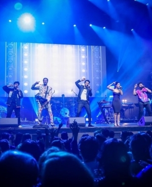  The Sufi Merchants of India along with other singers are one with the audience