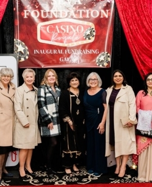 Group photo of Raj Arneja with attendees 