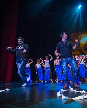 Shiamak Davar, Marzi Pestonji & Principal Dancer Rohan D’Silva teaching the audience the moves and grooves to Dr. Cabbie hit song Daal Makhani.