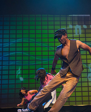 Senior Instructor Nazim Hussain performing Hip – Hop with the Advanced Training Program students. 