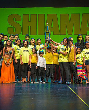 Shiamak Davar, Marzi Pestonji, Judges – Pamela Rosa, Kanika Sasan, Kashmira Pestonji, alongside Venue Instructors Priyanka Patel and Nazim Hussain with the “Best Venue” (Super Surrey) trophy winners of the ‘Rise of the Champions’ 