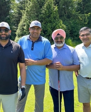 Group of golf enthusiasts 