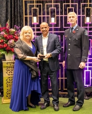 Mayor Brenda Locke presents a memento to Diljit Thind of Thind Properties 