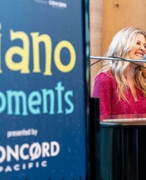 Pianist entertains the crowd 