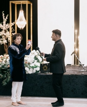 Shamin jewellers presents Ustad Zakir Hussain with a token 