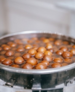 Piping hot gulab jamuns 