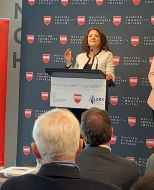 . Students take pic with President Gurpal Dhaliwal and Mayor Brenda Locke