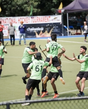  Players celebrate their win 