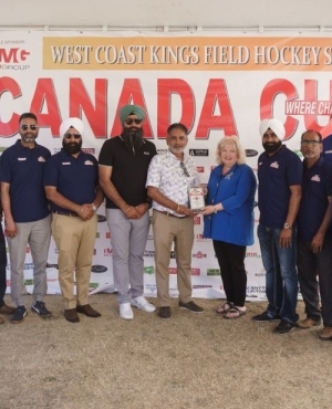  Mayor Brenda Locke poses with organizers of the event 
