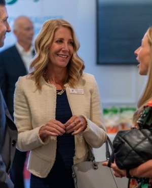 More attendees and reps mingle 