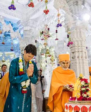 Justin Trudeau Performs Puja At Toronto temple